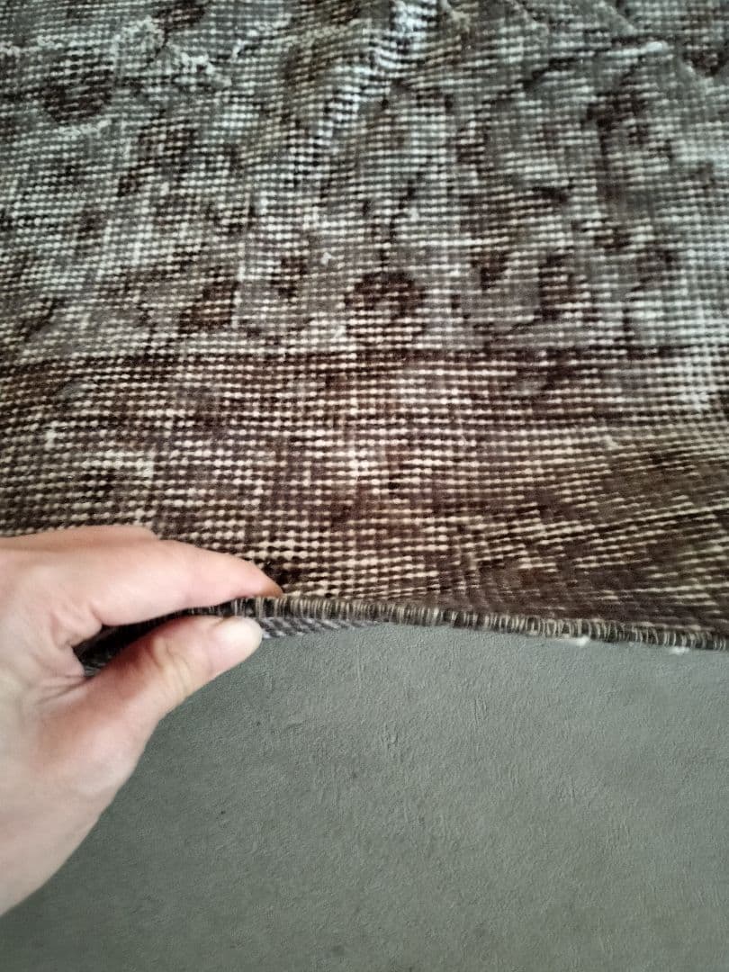 グレーのオーバーダイヴィンテージラグ　縁アリフラワー　No.683