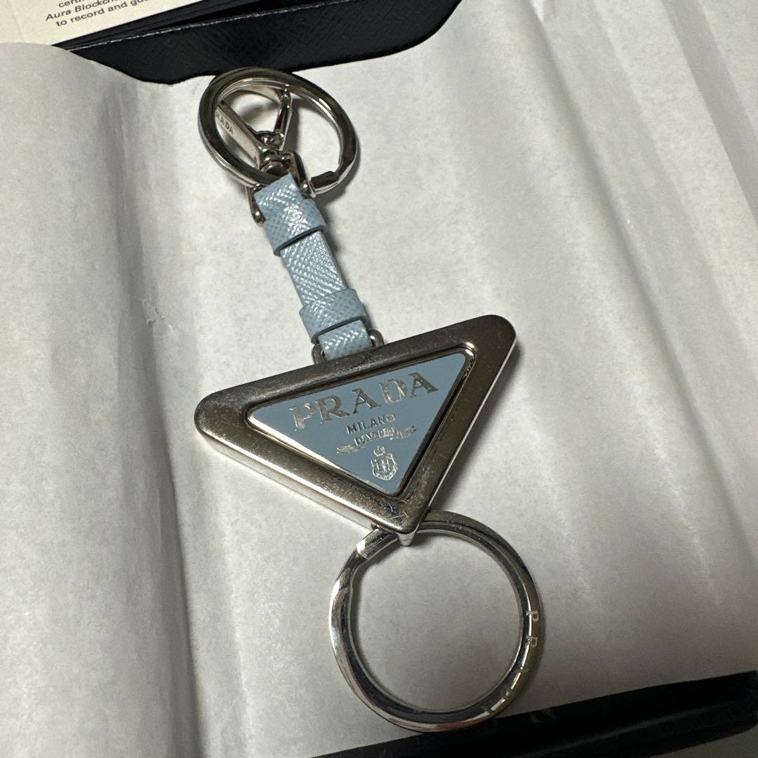 PRADA ゴールド三角形ロゴキーホルダー