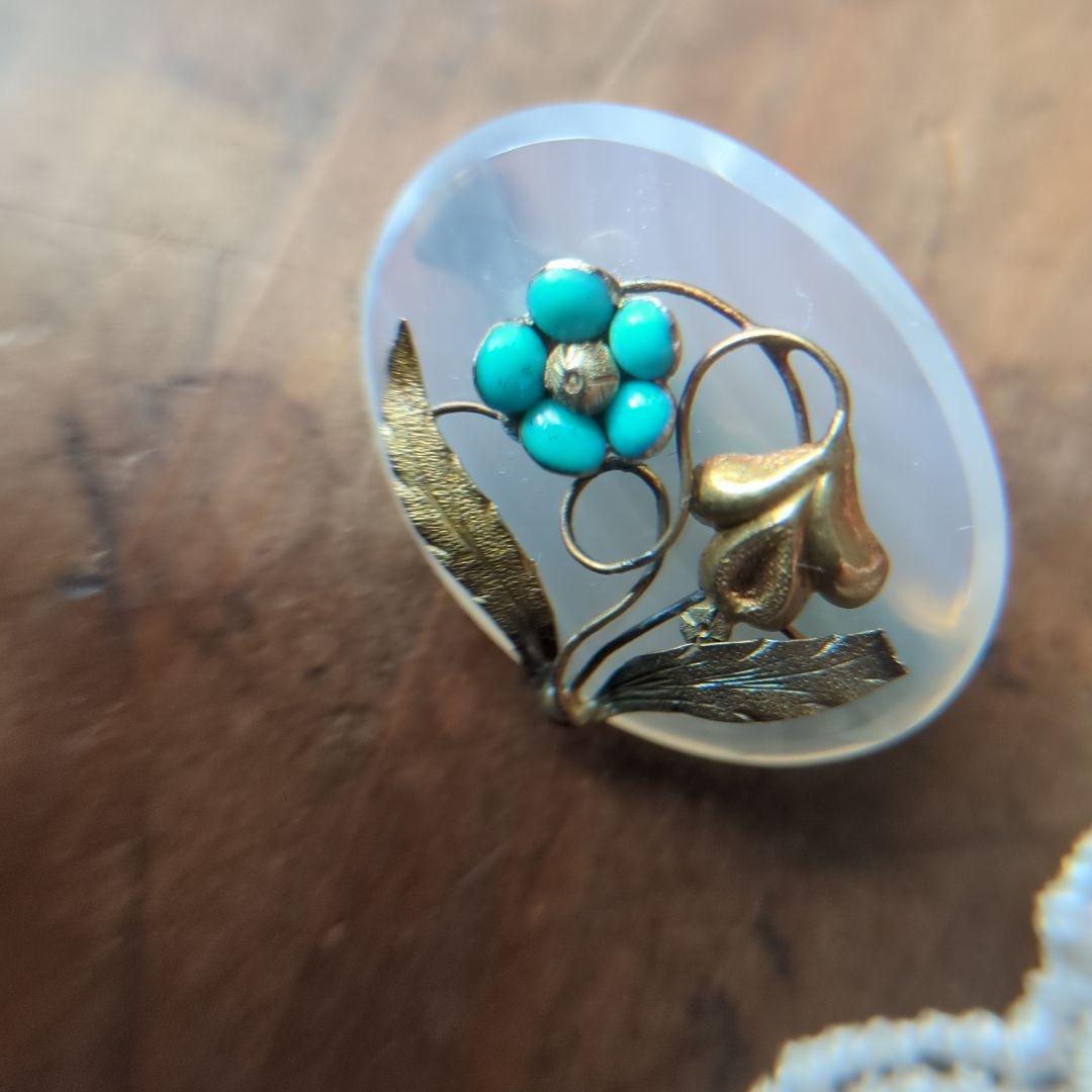 【アンティーク】ホワイトカルセドニーとトルコ石の勿忘草ブローチ