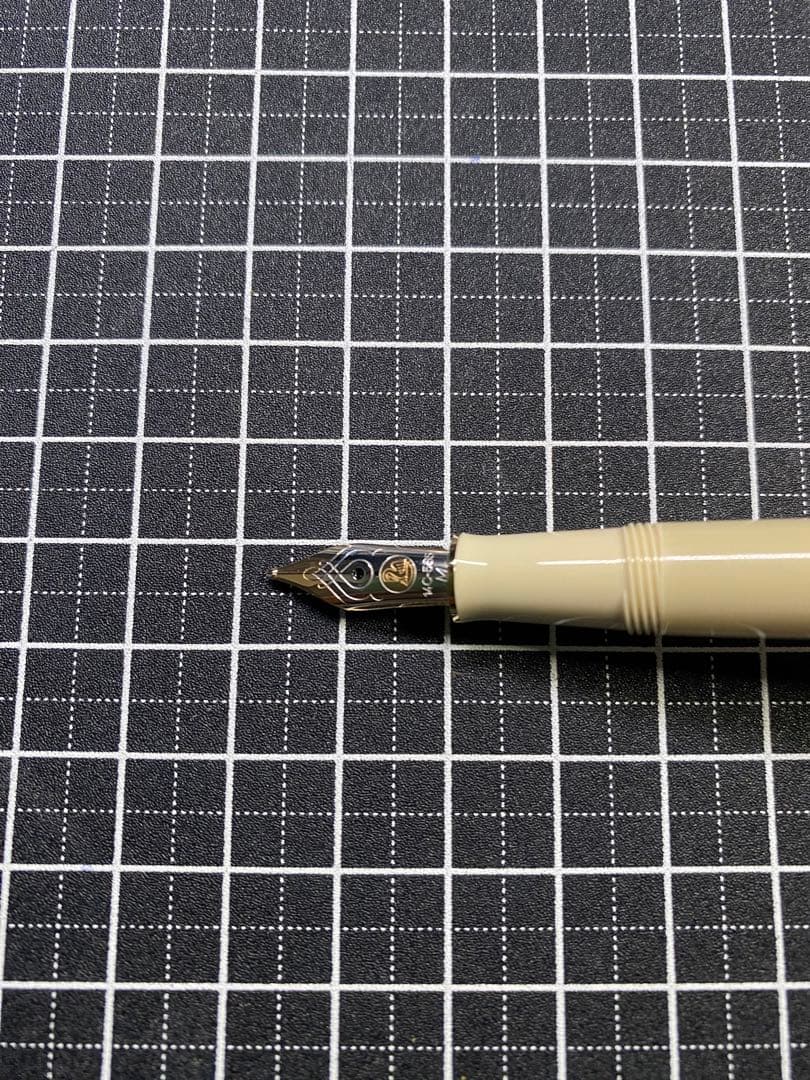 Pelikan Souveran M320 Pearl White 字幅M