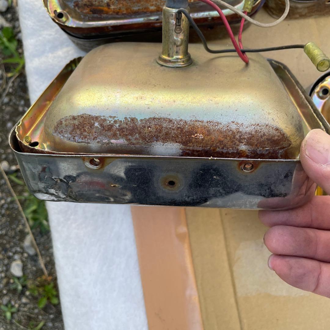 トラックのテールランプ、ウィンカーランプ。本体