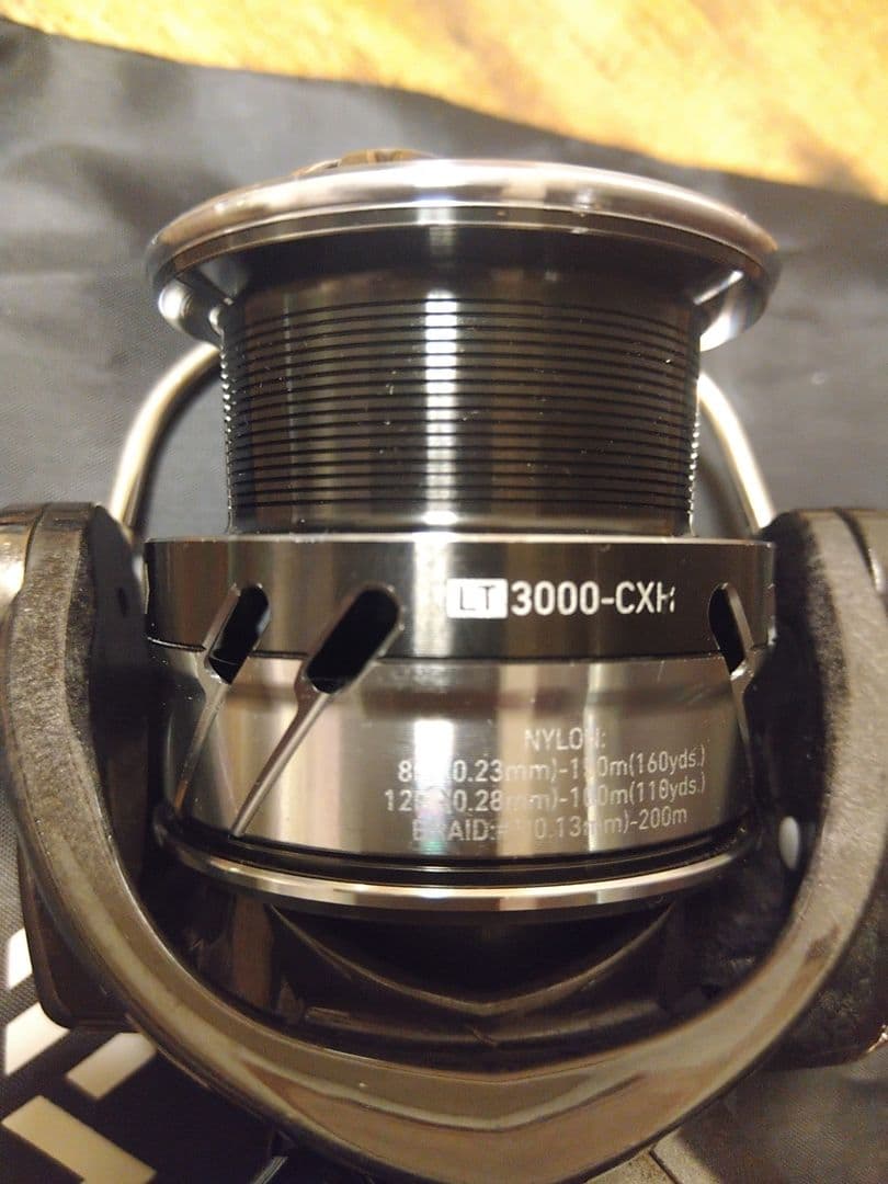DAIWA 18CALDIA LT3000-CXH 　IOS花梨ノブ