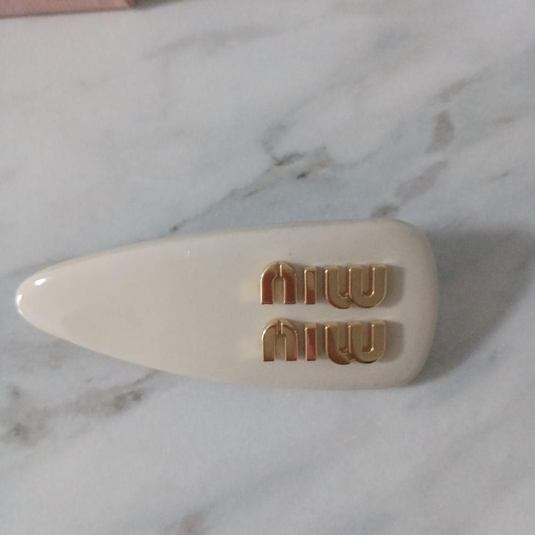 miu miu ヘアクリップ ホワイト