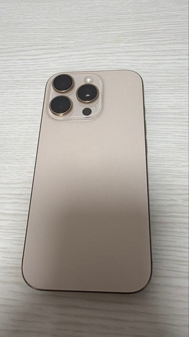 iPhone 16 pro デザードチタニウム　美品　ケース付き