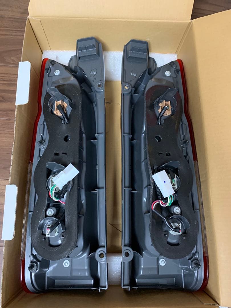 トヨタ　ハイエース　テールランプ 2個セット