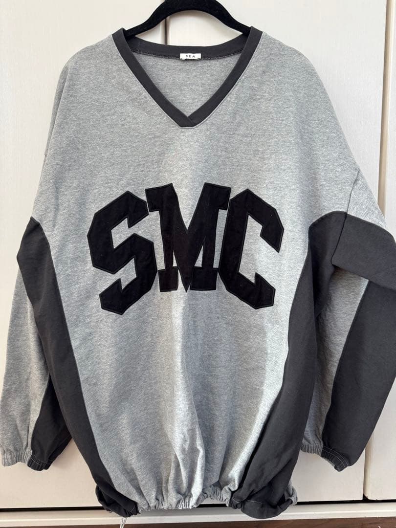 SMCロゴ Vネックトレーナー グレー