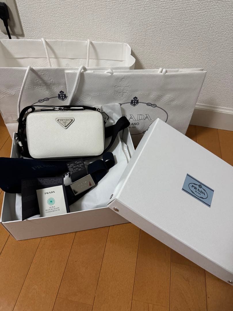 PRADA サフィアーノレザーショルダーバッグ　ホワイト