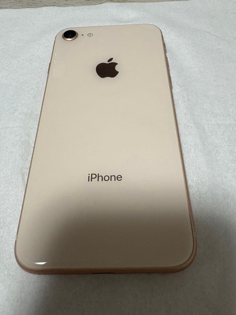 iPhone 8 64GB au／SIMロックあり／バッテリー89％
