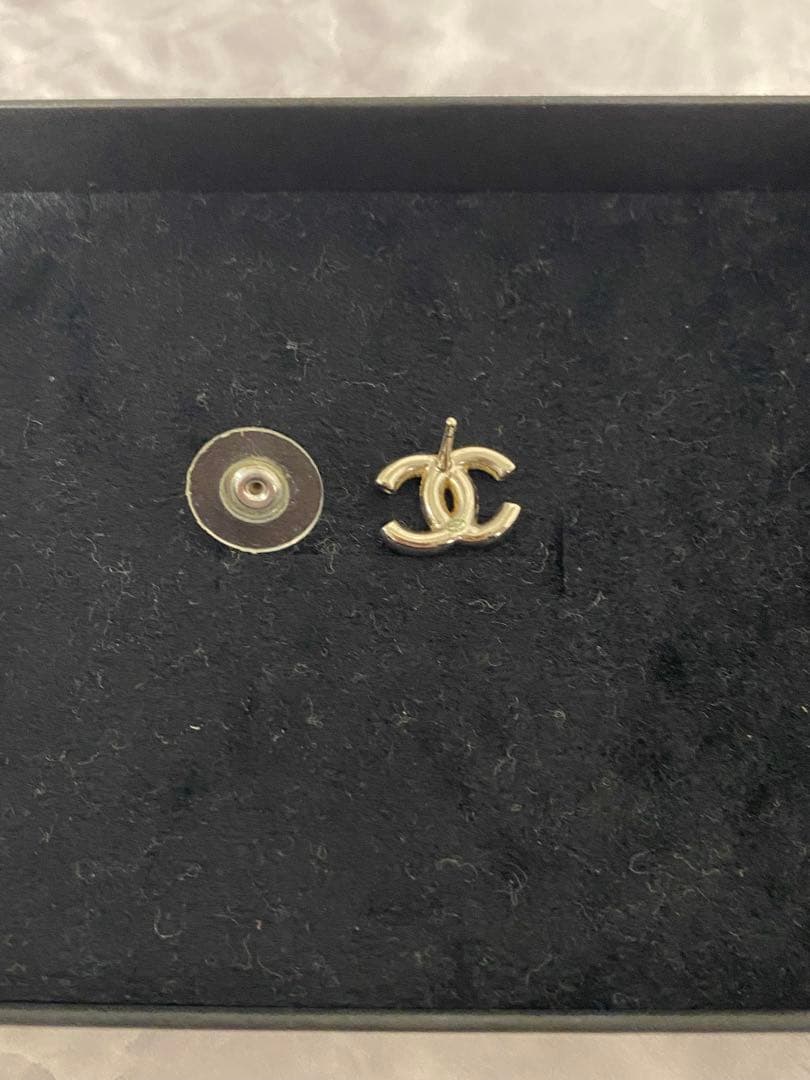 CHANEL シルバー ロゴデザイン ピアス(片耳用)