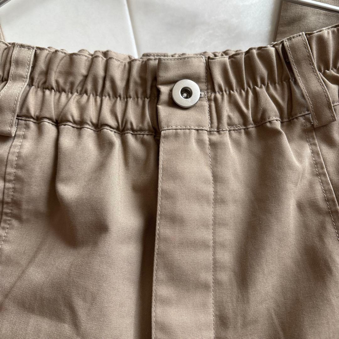 ゆったりシルエットのコクーンパンツ