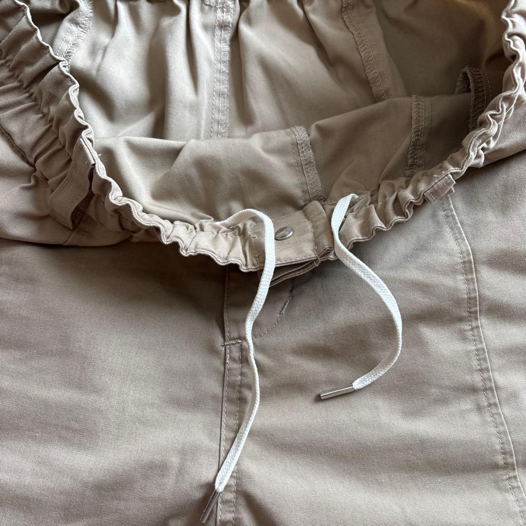 ゆったりシルエットのコクーンパンツ