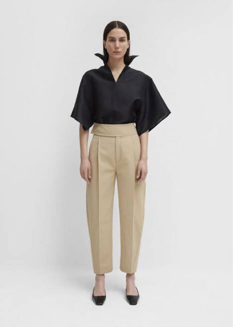 トーテム　TOTEME タック入り　チノパン　スラックス　カジュアル　綺麗め