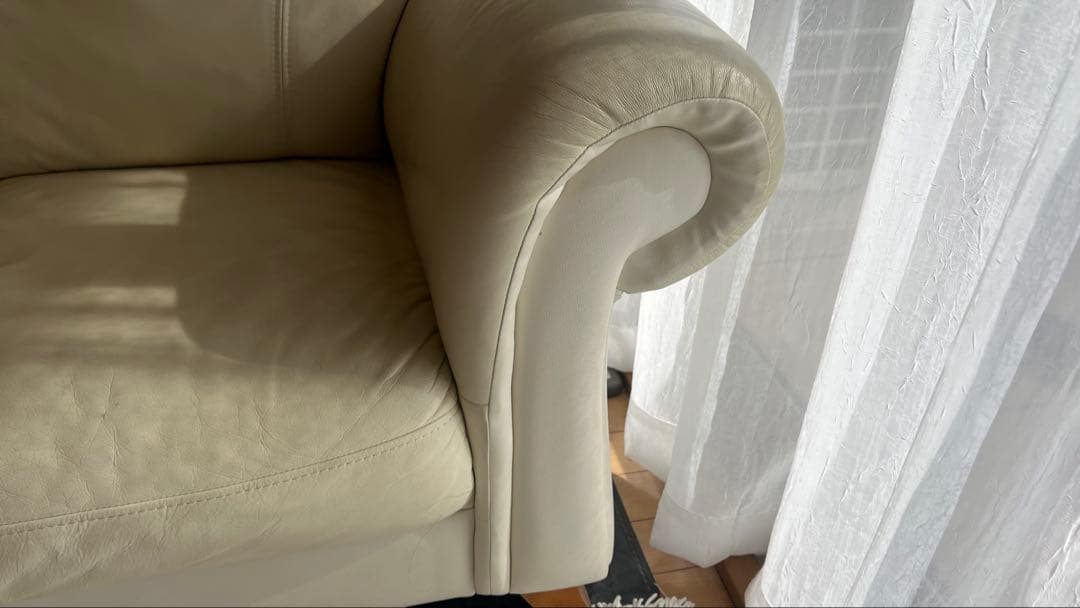 ホワイトレザー 3人掛けソファとオットマン