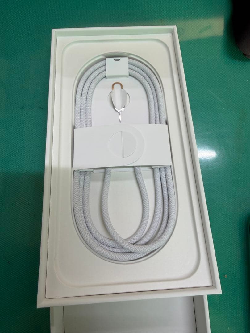 美品　iPhone16e 126GB