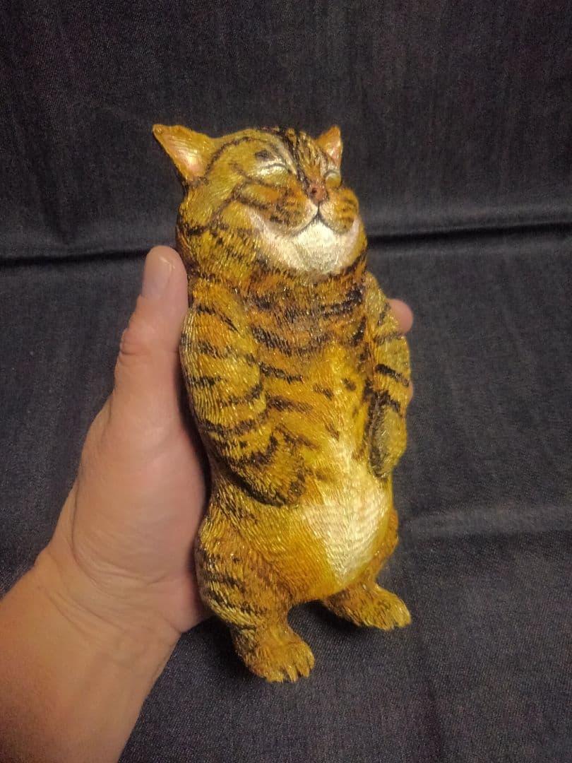 木彫りのキジトラ猫