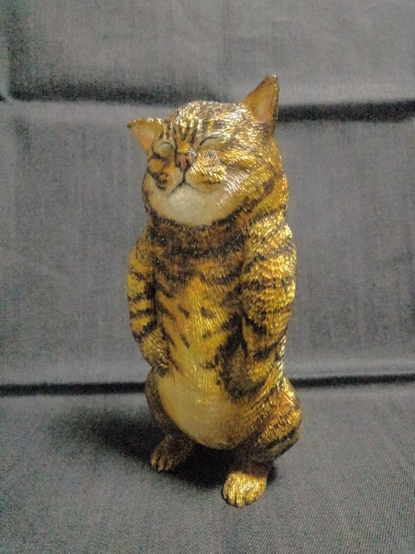 木彫りのキジトラ猫