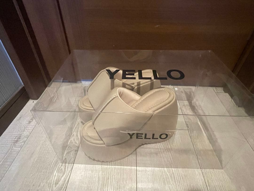 YELLO ベージュ プラットフォームサンダル