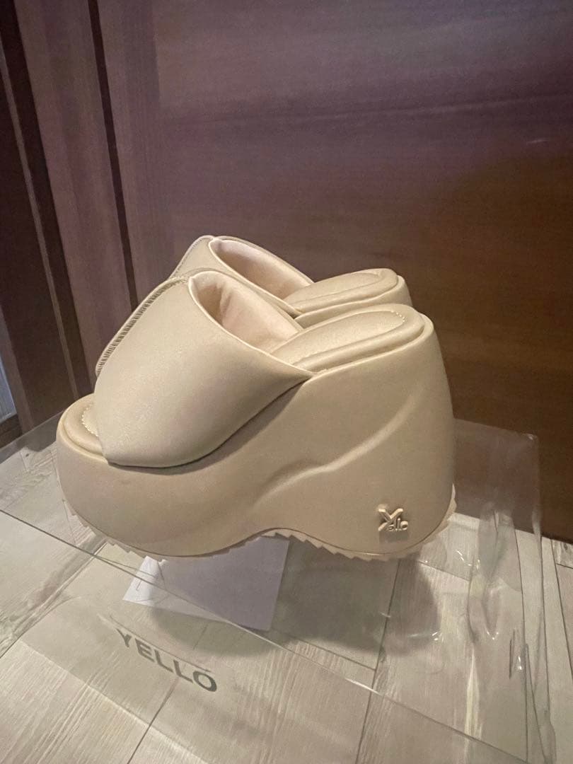 YELLO ベージュ プラットフォームサンダル