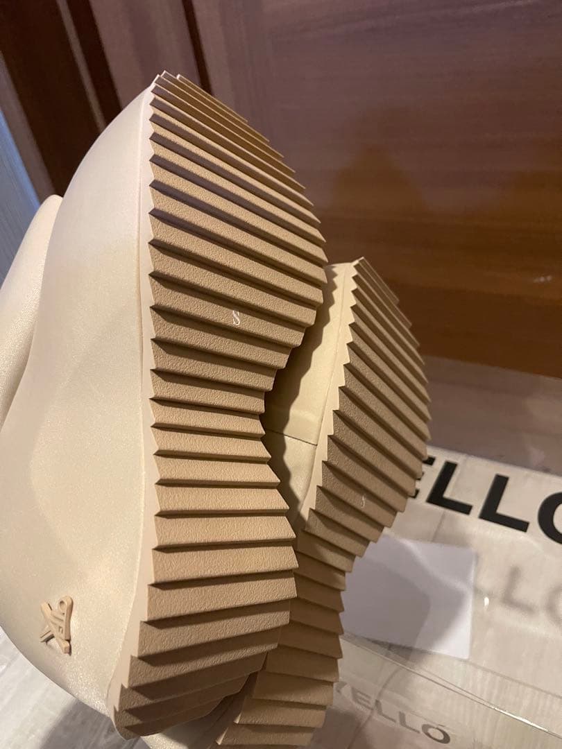 YELLO ベージュ プラットフォームサンダル