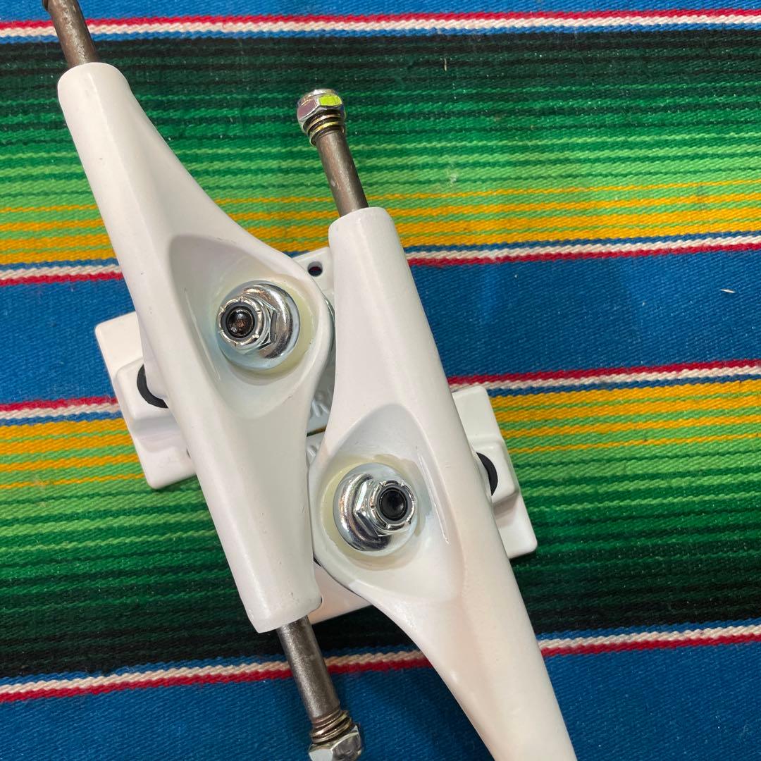 Deluxe Production スケートボードトラック ホワイト5.6