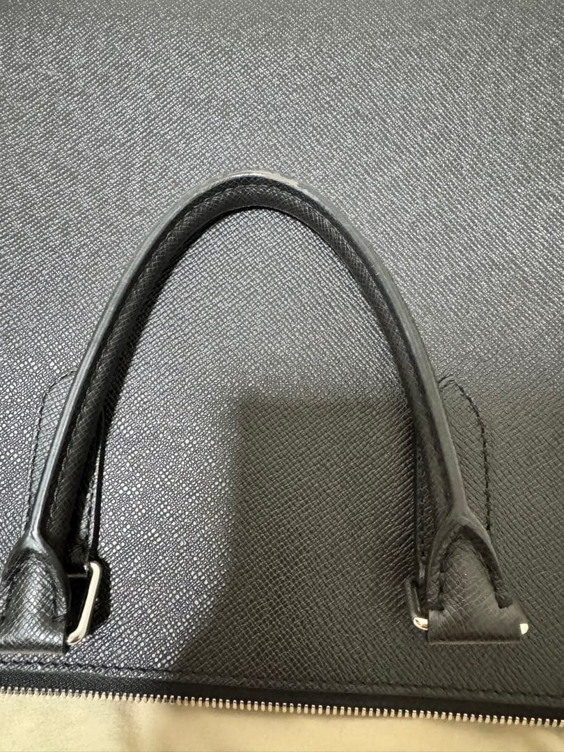 黒のビジネスバッグ 合成皮革製　ヴィトン