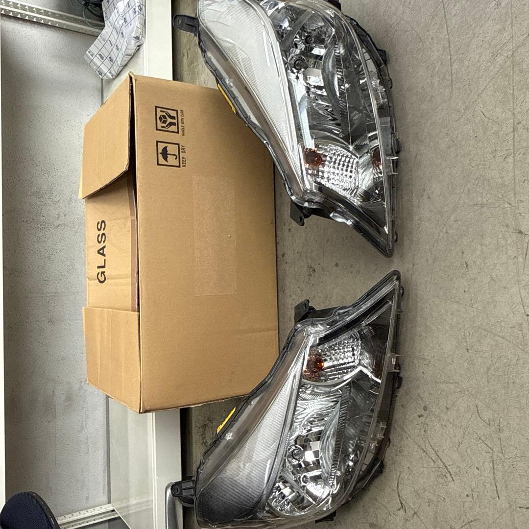 130ヴィッツ前期用 ヘッドライト 純正　HID