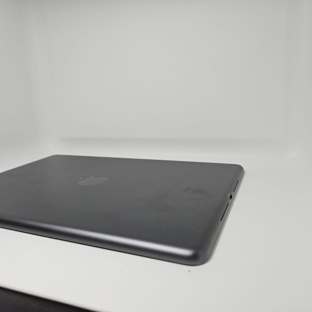 準美品 iPad 第8世代 32GB Wi-Fiモデル MYLC2J/A 本体