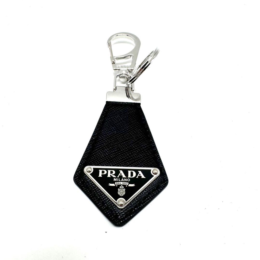 【未使用級美品✨】プラダ　キーリング　三角プレート　サフィアーノレザー　NERO