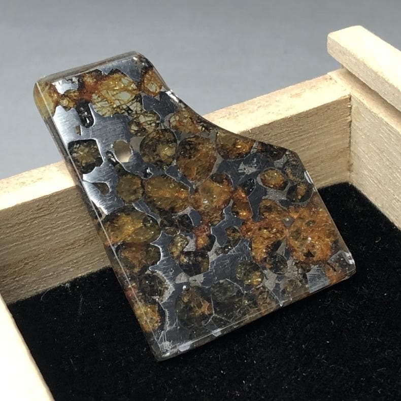 草*真様 隕石 アルタイ隕石　石鉄隕石　パラサイト隕石　２点　重さ33ｇ　共箱