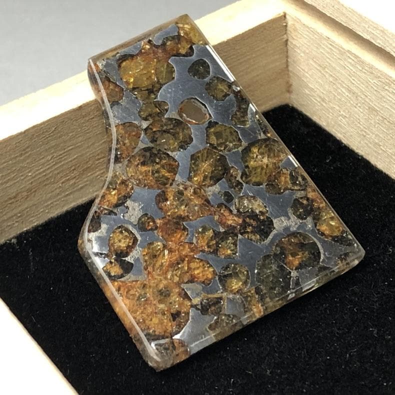 草*真様 隕石 アルタイ隕石　石鉄隕石　パラサイト隕石　２点　重さ33ｇ　共箱