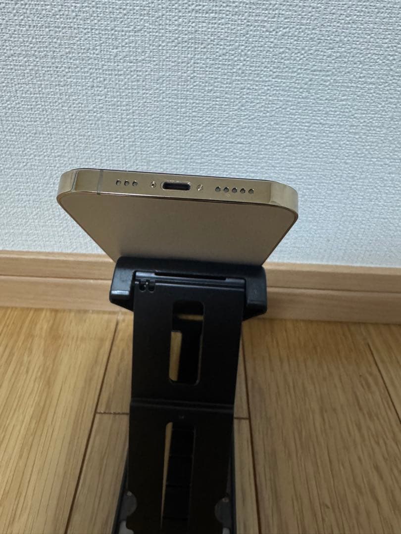 シルバー トリプルカメラ スマートフォン 本体