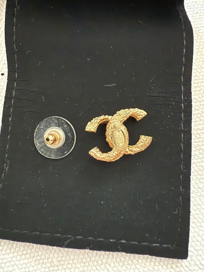 CHANEL ゴールドロゴ片耳ピアス