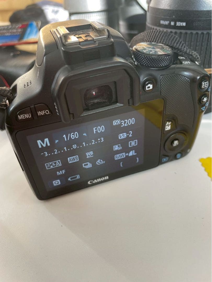 CANON EOS kiss X7本体、充電器、その他メンテナンス用品つき