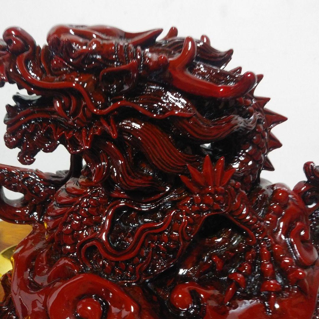 赤色の龍の彫刻 置物