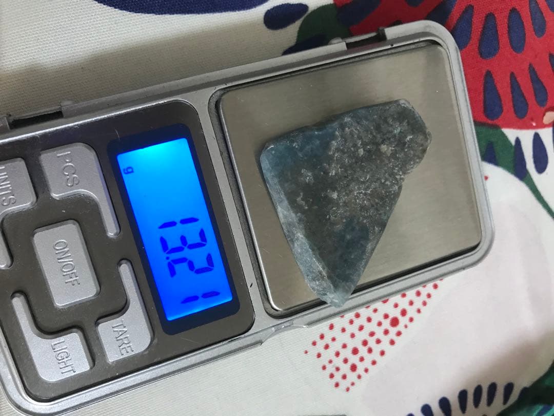 糸魚川 ヒスイ コン沢 青翡翠原石 宝石　原石　スライス