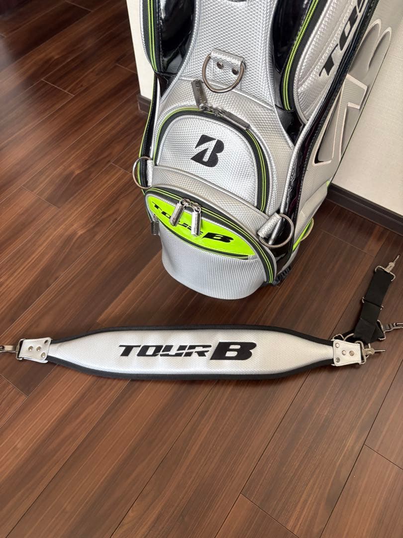 ブリヂストンTOUR B シルバーキャディバッグ