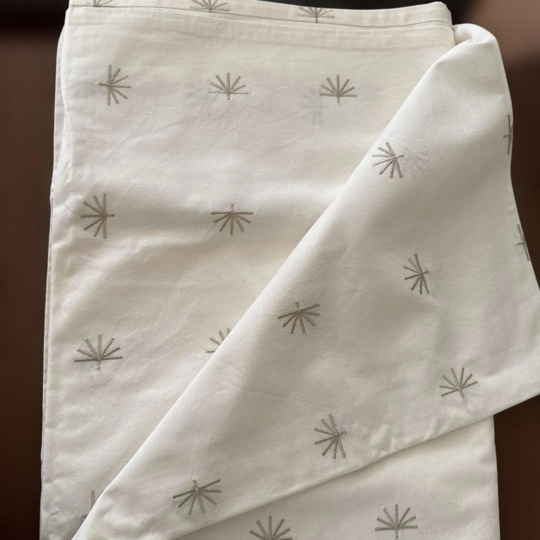 irisette テーブルクロス 大判　シルバーベージュ刺繍入り