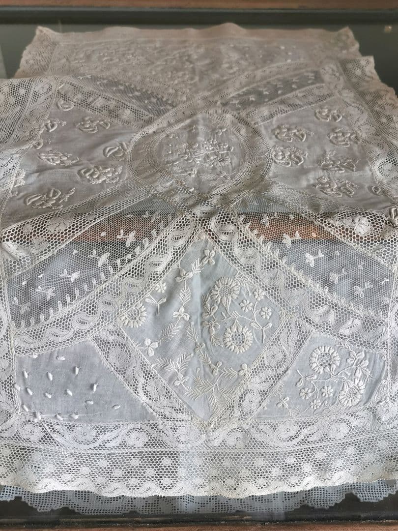 アンティーク オーガンジー盛上花刺繍 カーキグレー ノルマンディーレースランナー