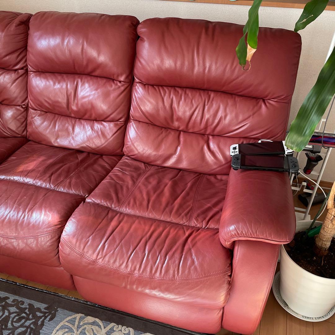 赤いレザー3人掛けソファ　リクライニング付き