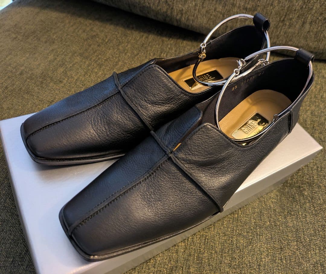 完売品GRISEレザースクエアクロスシームアンクルフラット レディース　24.0