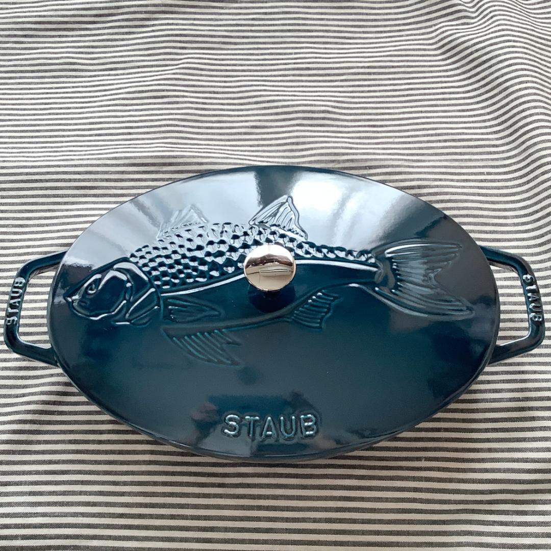 【アウトレット】ストウブ お魚のレリーフが入った浅型ココット 33 ラメール色