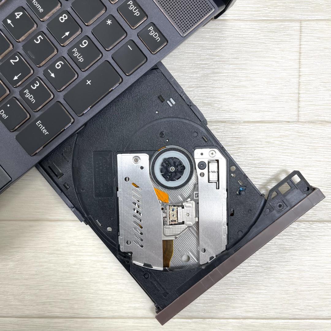 ゆらっと 富士通 第8世代 i7 新品SSD512＋HDD1T メモリ16