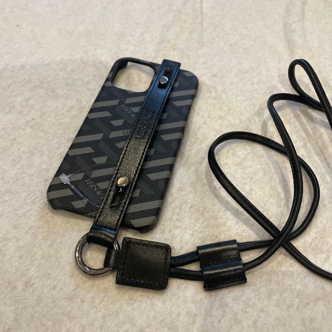 ベルサーチ！VERSACE幾何学模様 ストラップ付き　iPhone12 ケース