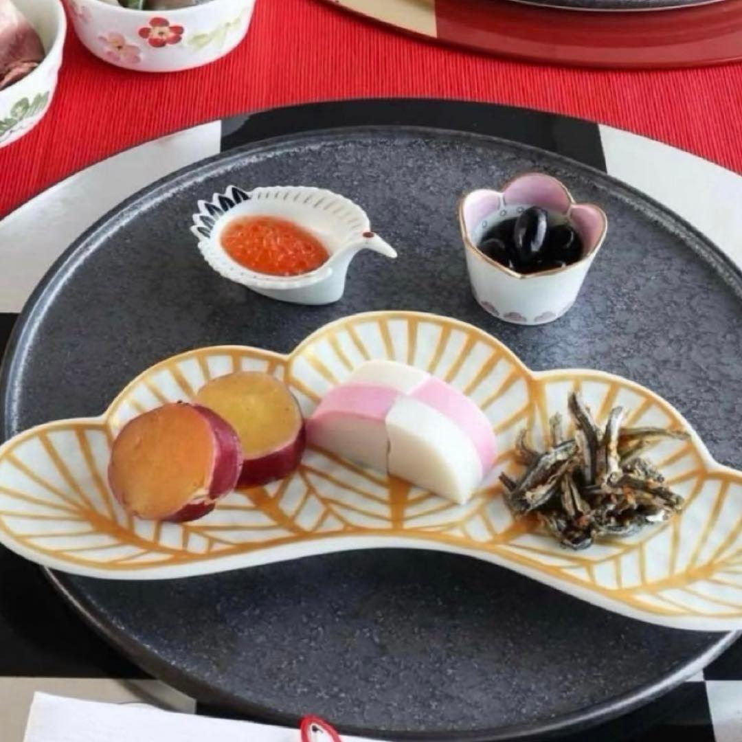 【新品】【大人気】有田焼幸楽窯　錦白金松葉形前菜皿3枚セット　縁起物