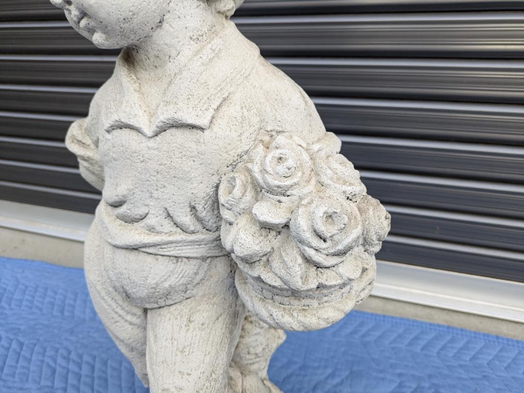 478　イタリア製　石像　花束を持つ子ども　ガーデンオーナメント