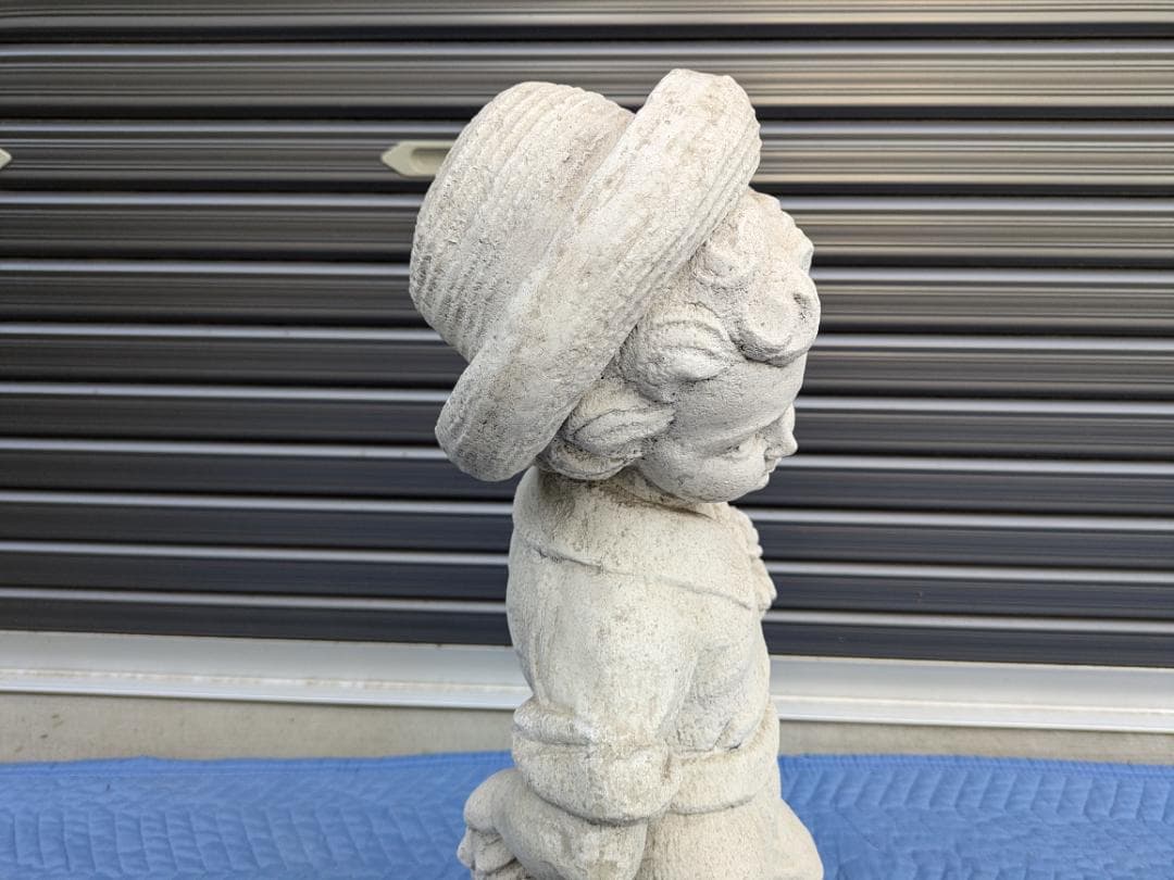 478　イタリア製　石像　花束を持つ子ども　ガーデンオーナメント