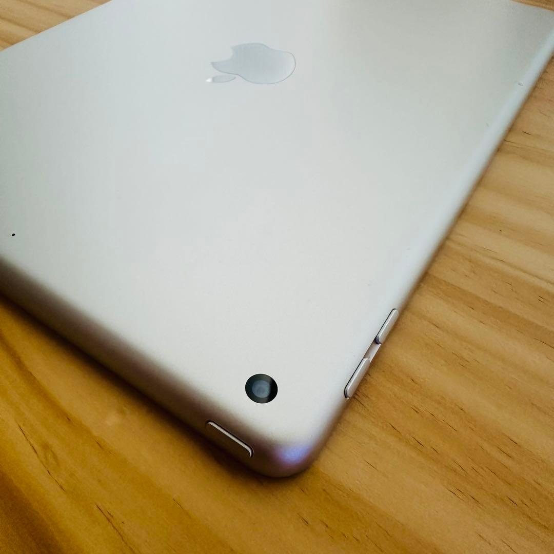 液晶無傷♪ iPad 6th 第六世代 32GB WIFI 新品キーボード付き♪