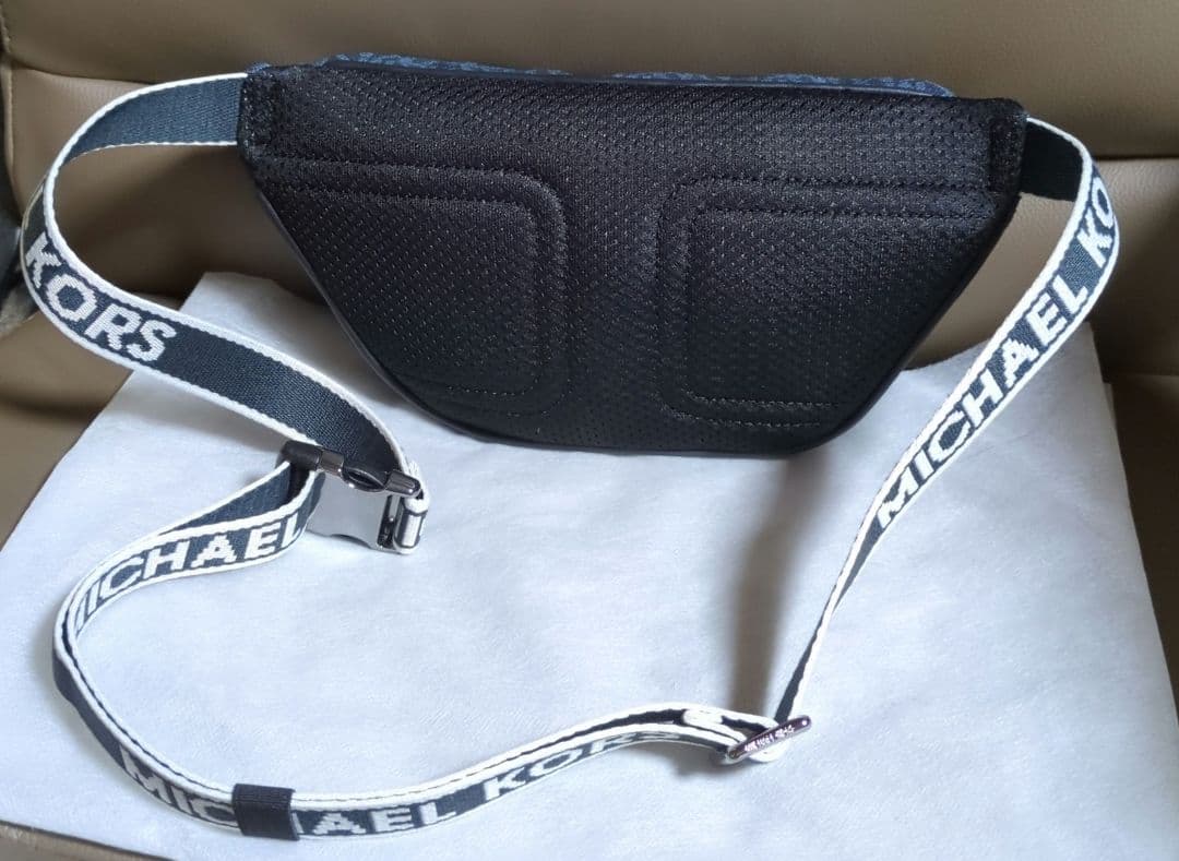 新品. Michael Kors. ボディバッグ