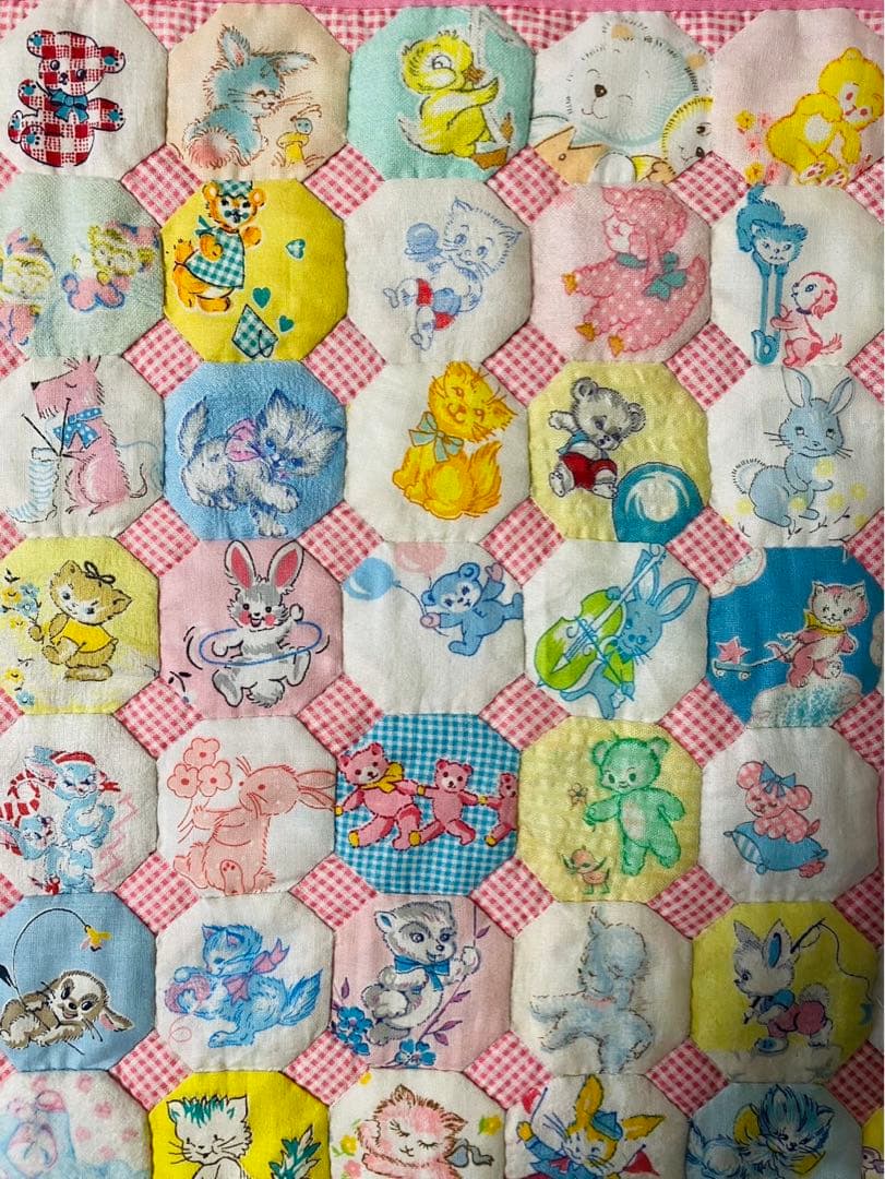 パッチワークキルト　ビンテージアニマルのオクタゴンのキルト