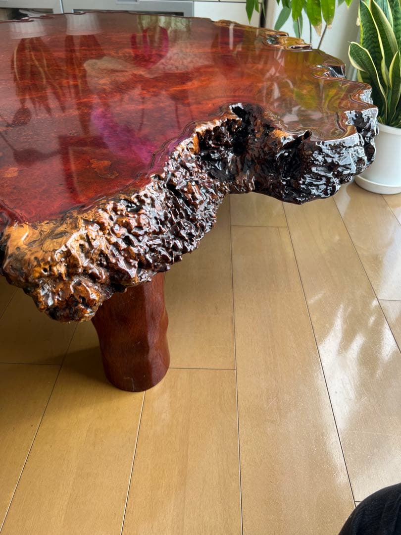 花梨一枚板　木製赤褐色座卓（自然形状）